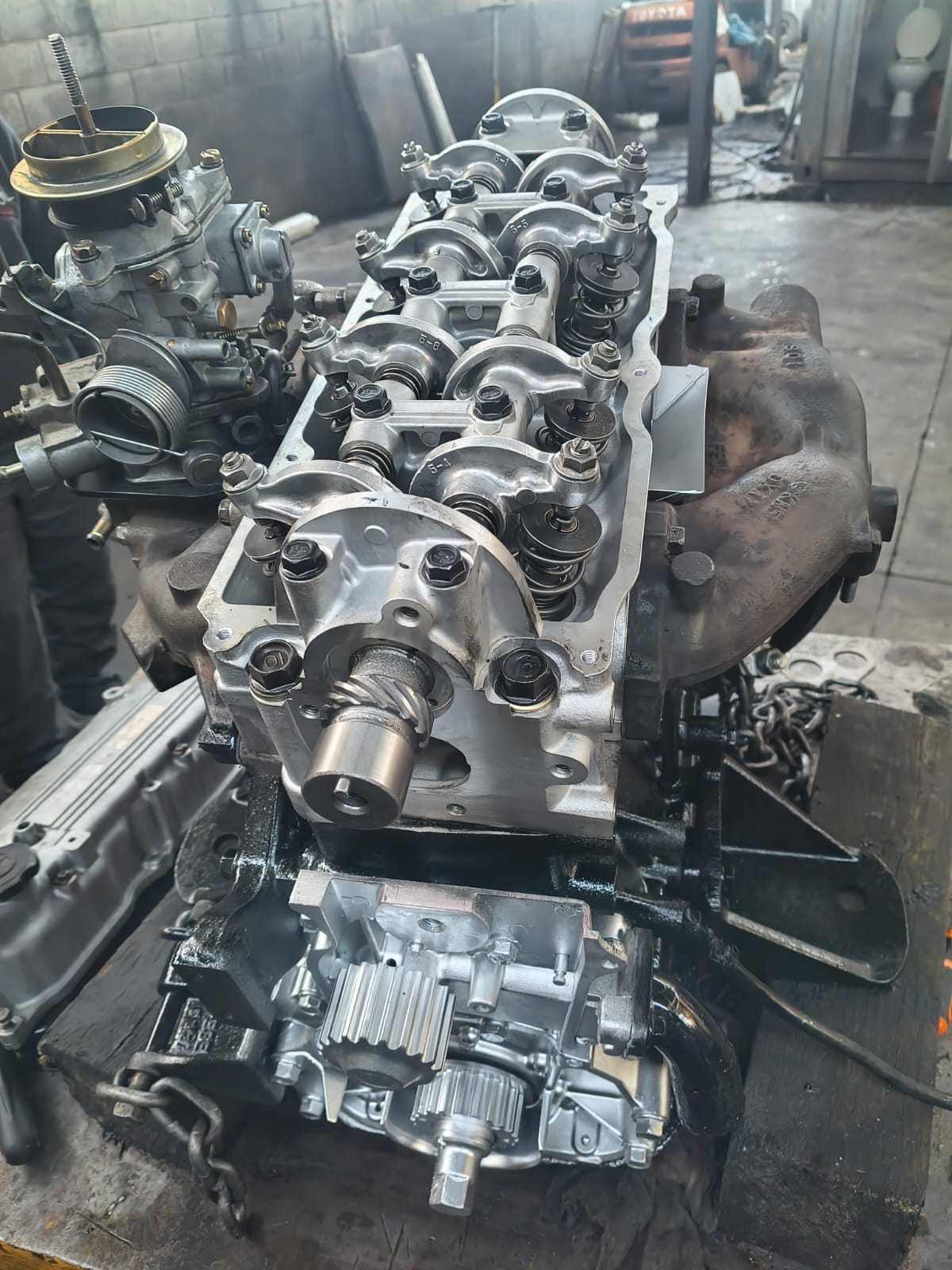 Trabajo de reparación de motor en autoelevador